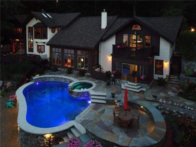 Backyard with pool and jacuzzi 